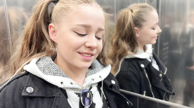 18-летняя русская девка потерялась и нашла пристанище на члене незнакомца