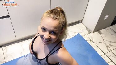 Сперма на попке: Тренер по йоге растягивает киску 18-летней русской красотке