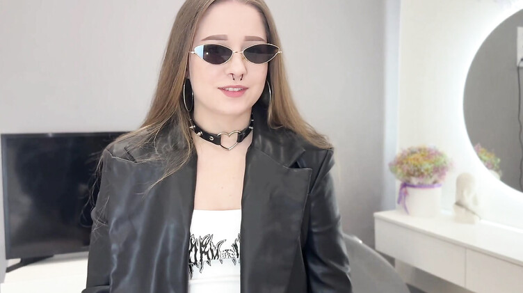 Отчим трахает красивую молодую падчерицу за вызывающий школьный прикид