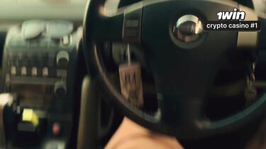 Влюбленная русская парочка занялась оральным сексом в машине у трассы