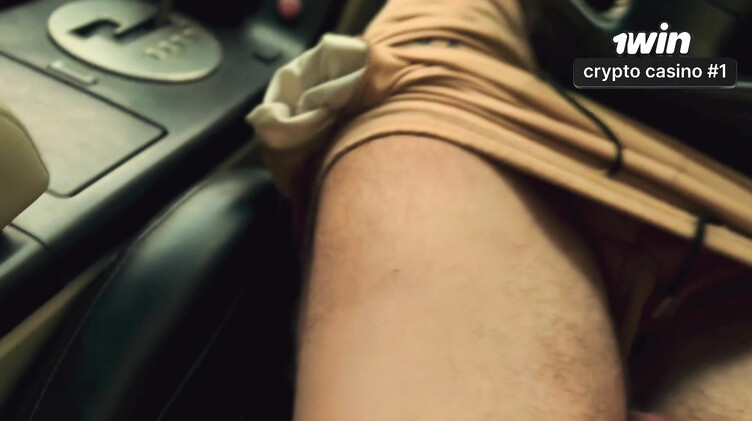 Влюбленная русская парочка занялась оральным сексом в машине у трассы