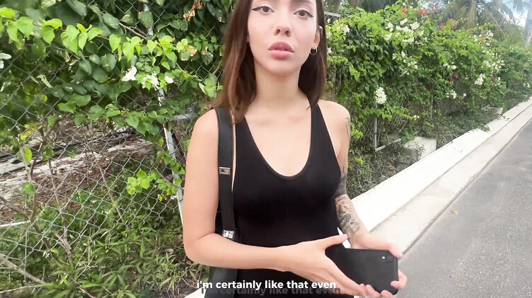 Одинокая русская брюнетка развела незнакомца на секс трюком с iPhone