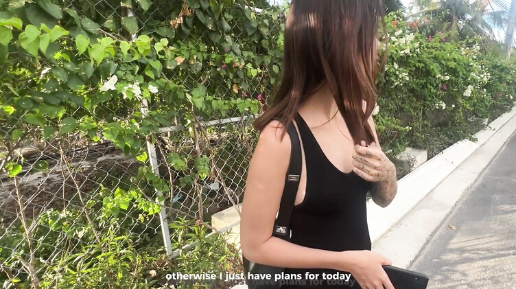 Одинокая русская брюнетка развела незнакомца на секс трюком с iPhone