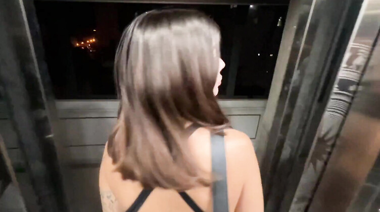 Одинокая русская брюнетка развела незнакомца на секс трюком с iPhone