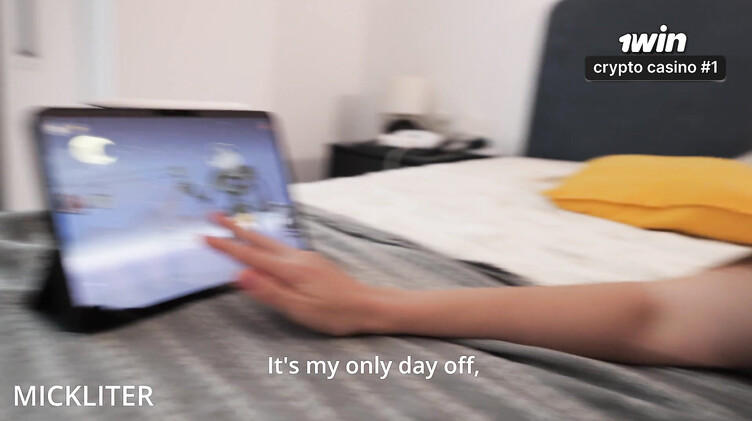 Парень отвлекает девушку от игры трахая ее в бритую киску и красивую попу