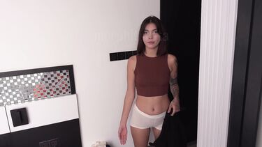 Минет от сводной сестры: Распутная девчонка ебется со сводным братом за 30 минут до приезда парня