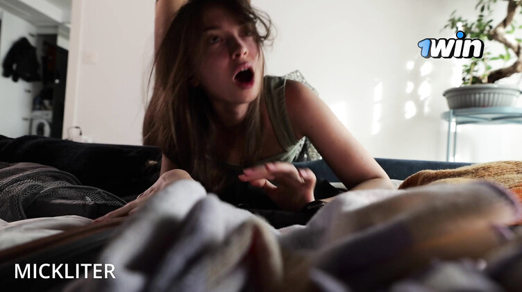 Сосед трахнул раком застрявшую в диване тупую соседку с красивой попкой