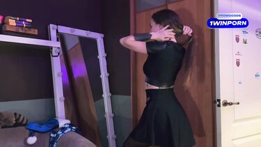 Волосатый мужик порвал колготки и трахнул раком красивую брюнетку