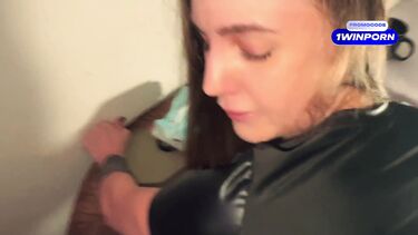 Волосатый мужик порвал колготки и трахнул раком красивую брюнетку