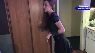 Волосатый мужик порвал колготки и трахнул раком красивую брюнетку