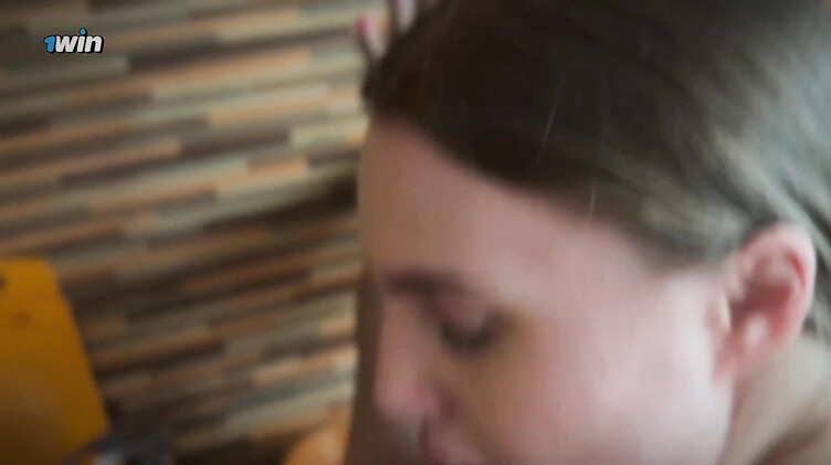 Моющая на кухне посуду девушка отвлеклась на член своего бойфренда