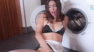 Сексуальная служанка в чулках трахается с постояльцем съемной квартиры