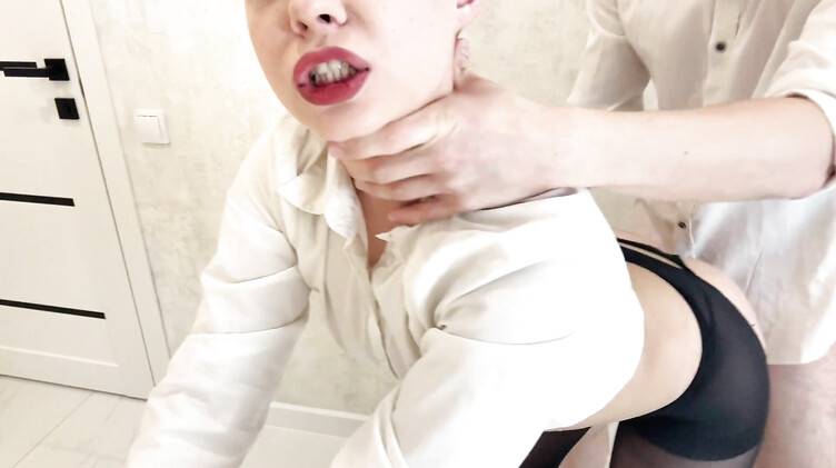 Братишка порвал капроновые колготки сводной сестры и выебал ее в пизду