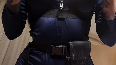 YunaverseX: Красотка в полицейской униформе анально мастурбирует с вибратором и дилдо