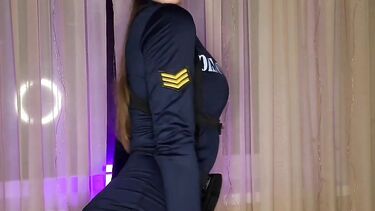 Красотка в полицейской униформе анально мастурбирует с вибратором и дилдо