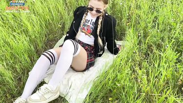 Парень довел подругу до сквирт оргазма на пикнике на природе