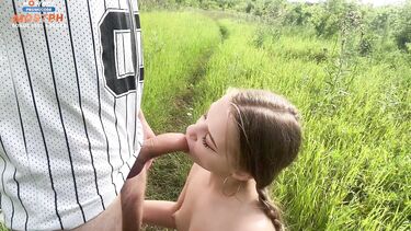 Парень довел подругу до сквирт оргазма на пикнике на природе