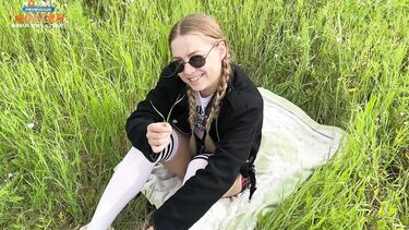 Парень довел подругу до сквирт оргазма на пикнике на природе