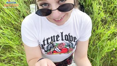 Косички: Парень довел подругу до сквирт оргазма на пикнике на природе