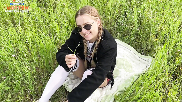 Парень довел подругу до сквирт оргазма на пикнике на природе