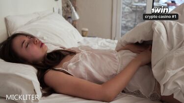 Возбужденная брюнетка хочет трахаться с утра со своим горячим парнем