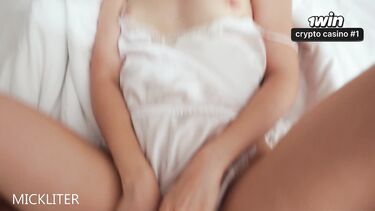 Возбужденная брюнетка хочет трахаться с утра со своим горячим парнем