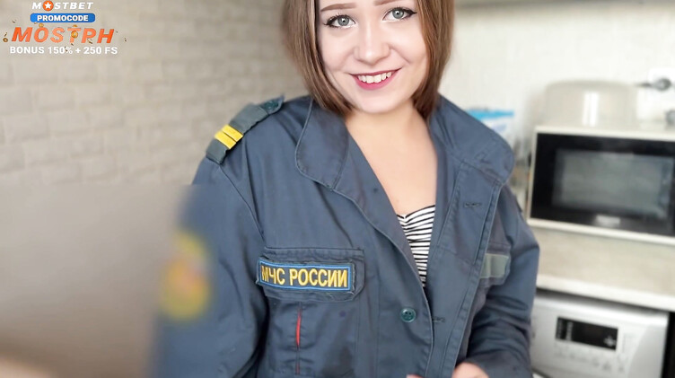 Спасатель МЧС России членом спасает молодую девку от сильного недотраха