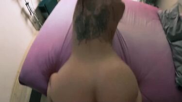 Девушка с красивой попой впервые занимается анальным сексом перед камерой