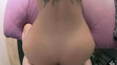 Девушка с красивой попой впервые занимается анальным сексом перед камерой