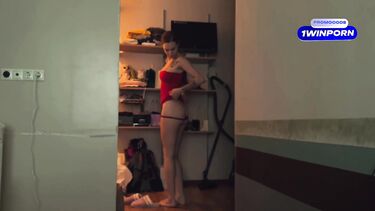 Любовник кончил в рот брюнетки с тату после минета от первого лица