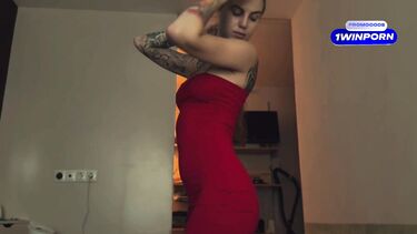 Любовник кончил в рот брюнетки с тату после минета от первого лица