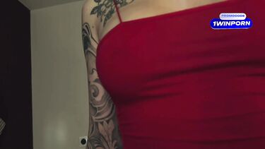 Любовник кончил в рот брюнетки с тату после минета от первого лица