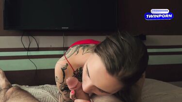 Любовник кончил в рот брюнетки с тату после минета от первого лица