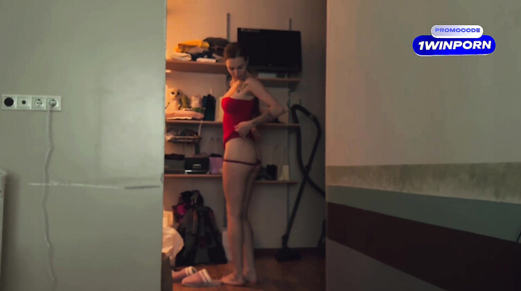 Любовник кончил в рот брюнетки с тату после минета от первого лица