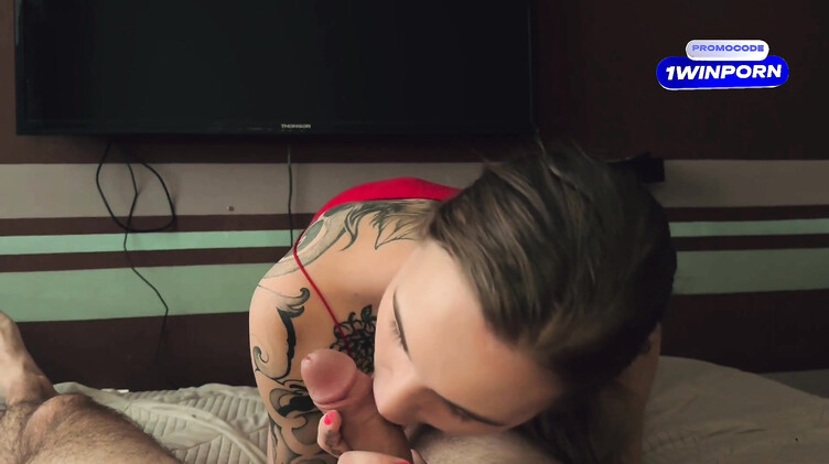 Любовник кончил в рот брюнетки с тату после минета от первого лица