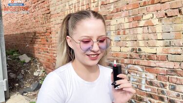 18-летняя русская школьница ебется за гаражами с приставучим парнем