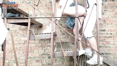 18-летняя русская школьница ебется за гаражами с приставучим парнем