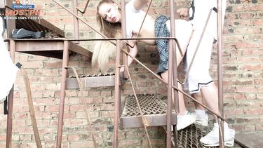 18-летняя русская школьница ебется за гаражами с приставучим парнем