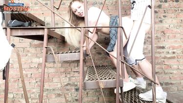 18-летняя русская школьница ебется за гаражами с приставучим парнем