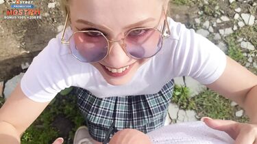 18-летняя русская школьница ебется за гаражами с приставучим парнем