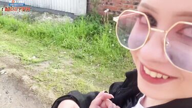 18-летняя русская школьница ебется за гаражами с приставучим парнем