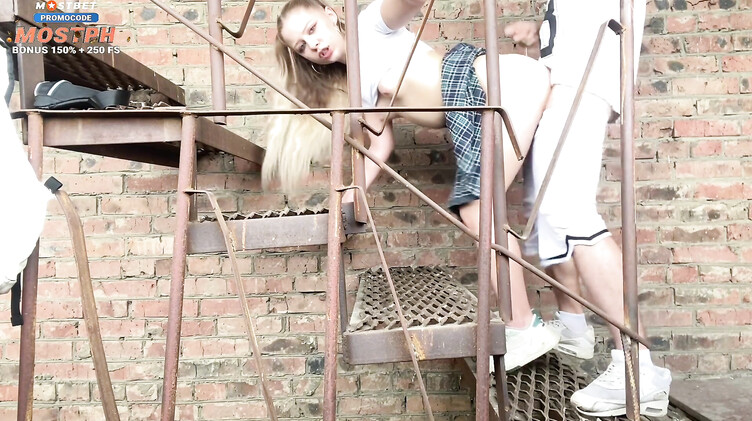 Школьница: 18-летняя русская школьница ебется за гаражами с приставучим парнем