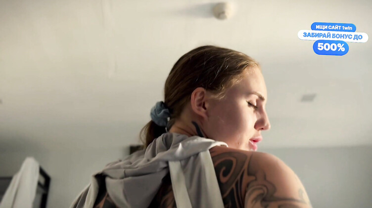 Горячая длиннноногая соседка по комнате трахается и получает кремпай в пизду