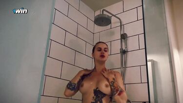 Сексуальная мачеха спалила подглядывающего пасынка и позвала на минет в душе