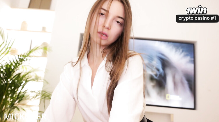 Русская брюнетка в короткой юбке ебется с парнем на съемной квартире