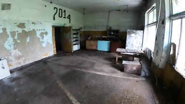 Экстремальная русская телка сосет в заброшке на экскурсии в Чернобыле