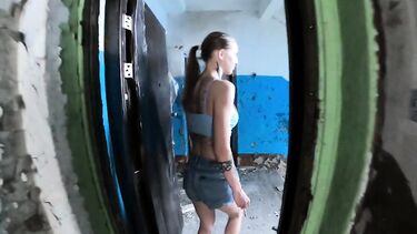 Экстремальная русская телка сосет в заброшке на экскурсии в Чернобыле