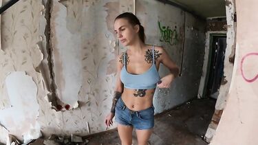 Экстремальная русская телка сосет в заброшке на экскурсии в Чернобыле