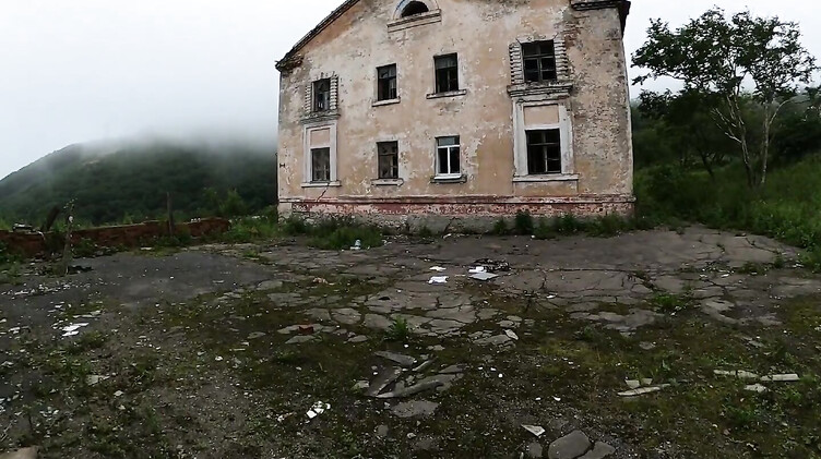 Экстремальная русская телка сосет в заброшке на экскурсии в Чернобыле