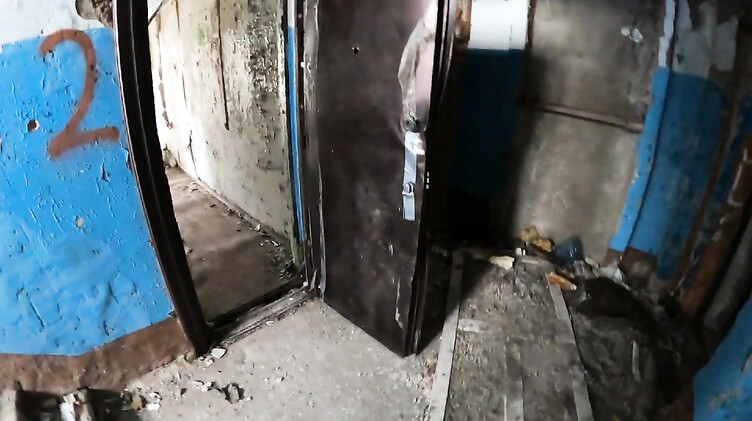 Экстремальная русская телка сосет в заброшке на экскурсии в Чернобыле